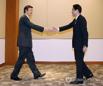 '악수는 하지만'