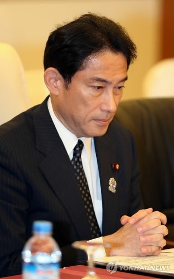 굳은 표정의 기시다 후미오