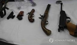 김엄마 친척 자택서 나온 권총