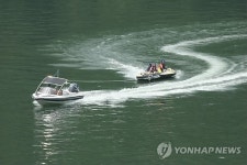 북한강 상류서 물놀이 즐기는 피서객들