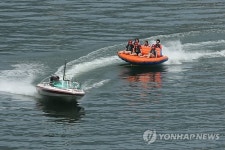 북한강 상류서 물놀이 즐기는 피서객들