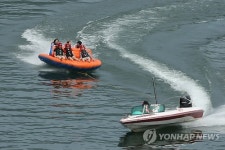 북한강 상류서 물놀이 즐기는 피서객들