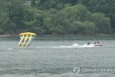 북한강 상류서 물놀이 즐기는 피서객들