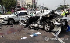 제주서 화물트럭·승용차 3대 충돌…7명 부상