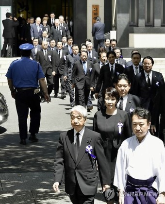 야스쿠니신사 집단 참배하는 일본 국회의원들