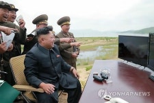 로켓 시험 발사 지켜보는 北 김정은