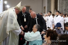 <교황방한> 위안부 할머니 위로하는 교황