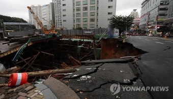 부산서 신축 공사장과 도로 붕괴…