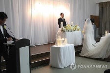 허례허식 버립시다…작은 결혼식 앞장선 사람들