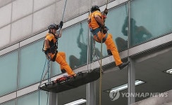 레펠로 구조 작업 벌이는 소방대원