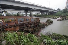 부산 대천천 교량 집중호우에 폭삭