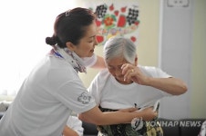 우즈베크 아리랑요양원에서 봉사하는 이휘향