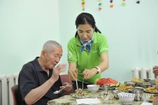 우즈베크 아리랑요양원에서 봉사하는 배우 박정숙