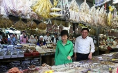 자갈치시장 방문한 박 대통령