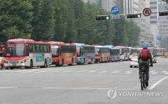 길게 늘어선 광역버스