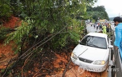 집중호우 속 산사태로 막혀 버린 국도