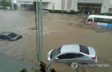남부지방 폭우…지하철과 열차 중단·경로당 붕괴