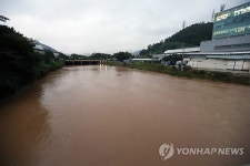부산 물폭탄에 범람한 석대천