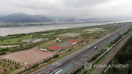 침수된 부산 화명생태공원…교통통제 중