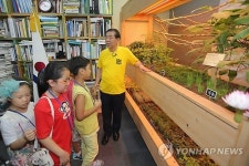 집무실 텃밭 설명하는 박원수 시장