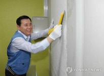 도배 봉사하는 남상호 소방방재청장
