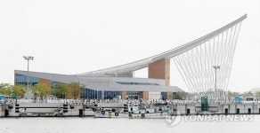 경인 아라뱃길로 들어온 어선들