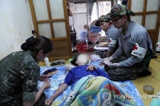 부산 기장군 수재민 진료하는 국군 장병