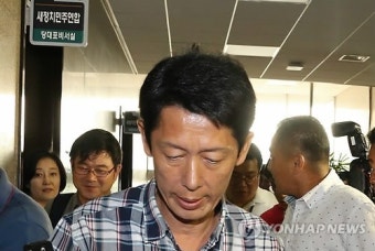 박영선 원내대표 만나고 나오는 세월호 유족 대표
