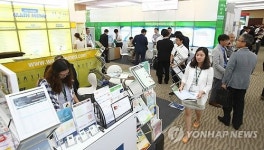 사람들로 붐비는 국제의약품전시회