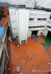 창원 창곡산단 축대 붕괴…토사 쏟아져