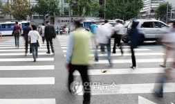 법원 적색등 횡단보도 우회전 통과, 신호위반 아냐