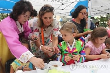 송편 빚는 서래마을 어린이들