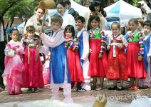 떡메소리특산품판매장 | "떡메 치기 힘들어요"