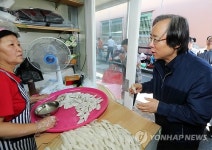 진도 전통시장 찾은 이주영 장관