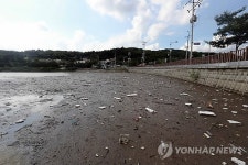 부유물로 가득찬 부산 식수원