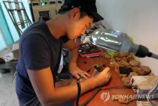 백제 전통 윷 명맥 잇는 20대 목공예가