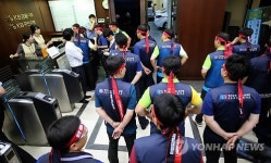 혼란의 KB, 회장 출근저지 나선 KB노조