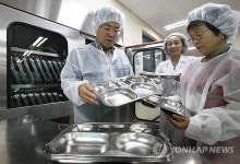 급식 시설 점검하는 식약처장