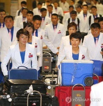<아시안게임 D-8> 입국하는 북한 선수단
