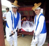 꽃가마 타고 시집 갑니다