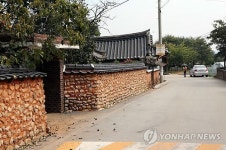 문화공간으로 재탄생한 익산 함라 돌담길