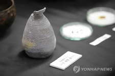 파상집선문이 새겨진 황칠 도기병