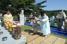 청송 심씨 시조 묘 찾은 15대 심수관 부부