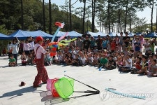 풍선 마임 지켜보는 어린이