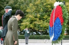 전쟁기념비 묵념하는 박 대통령