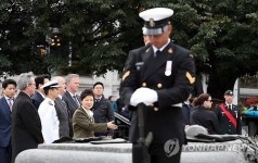 전쟁기념비 참배하는 박 대통령