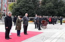 전쟁기념비 묵념하는 박 대통령