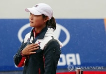<아시안게임> 국기에 경례하는 조정 여자 싱글스컬 김예지