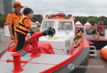 수난구조대 구조정 체험하는 어린이들