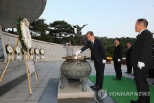 한민구 국방장관 일행, 현충탑 참배